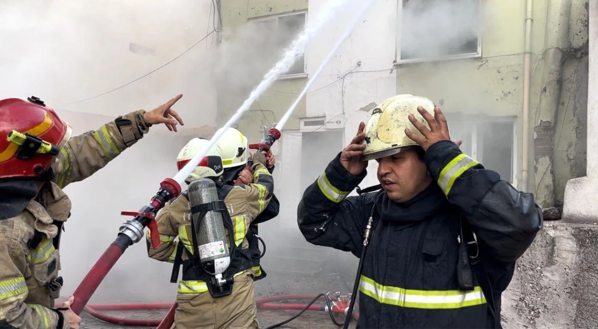 Bursa’da 3 Katlı Binada Yangın Çıktı